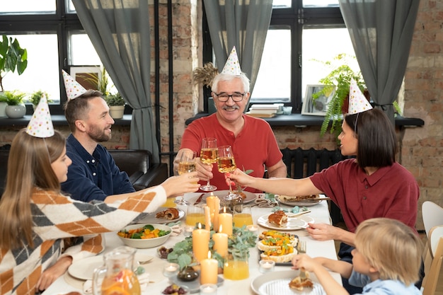 Foto cerrar familia feliz en la mesa