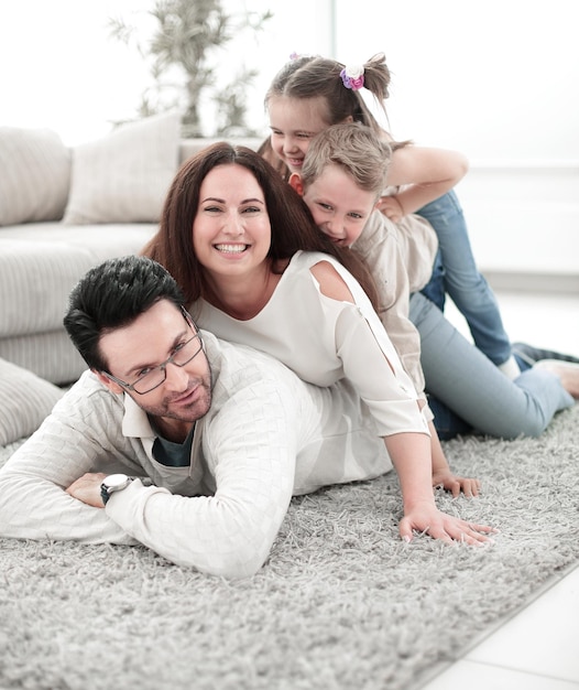 Cerrar familia feliz en la sala de estar