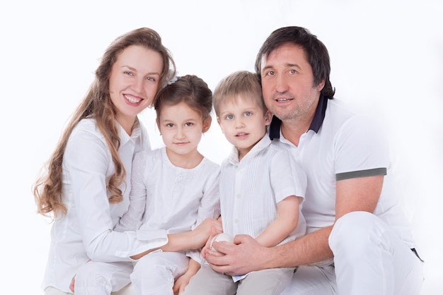 Foto cerrar familia joven feliz aislado en blanco