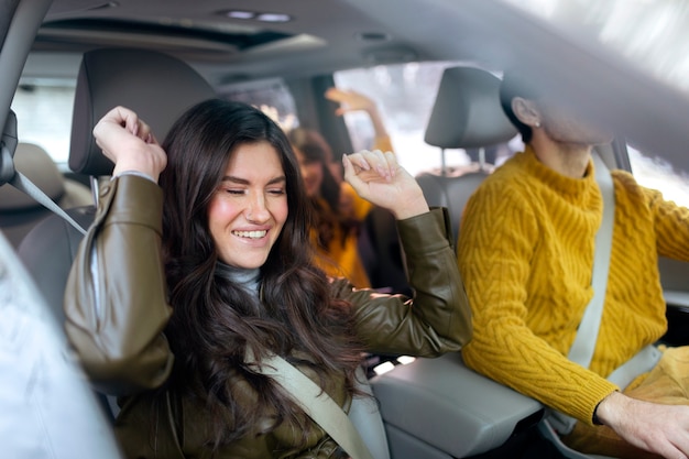 Foto cerrar familia viajando en coche