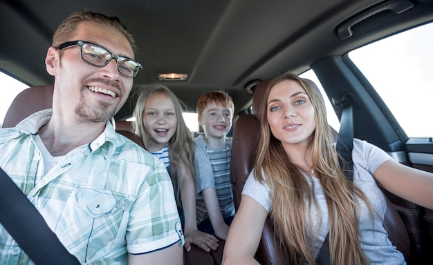 Cerrar felices padres con niños ir de picnic