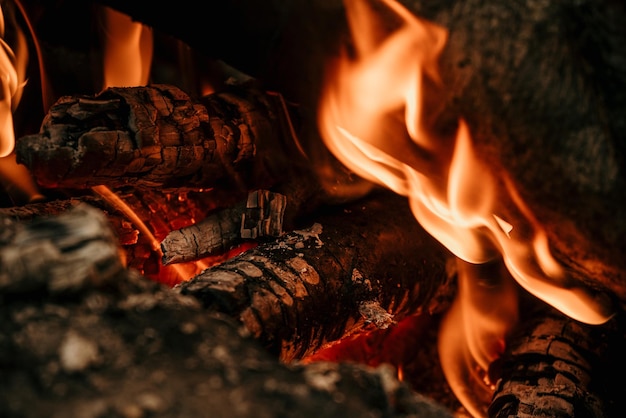 Foto cerrar el fondo de la llama del fuego y la quema de leña