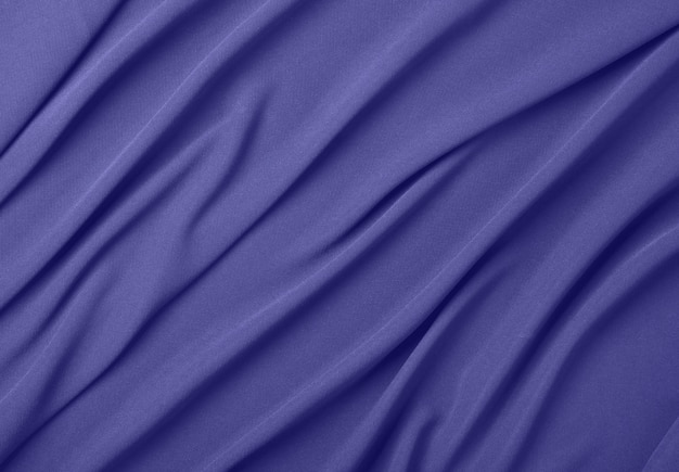 Cerrar fondo textil abstracto de pliegues de tela plegada púrpura, muy peri, color del año 2022, vista superior elevada, directamente encima