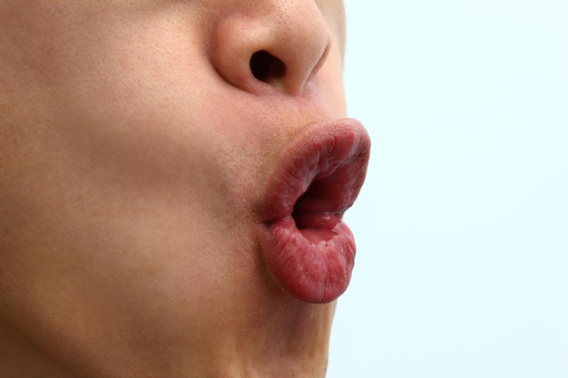 Cerrar la forma de los labios de la boca para la pronunciación aislada en el fondo blanco