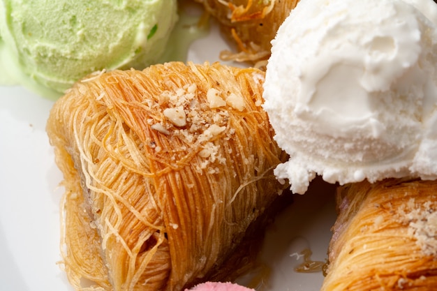 Cerrar foto de baklava turco servido con helado en la placa