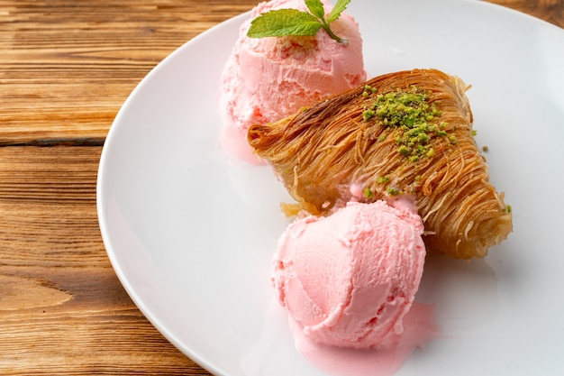 Cerrar foto de baklava turco servido con helado