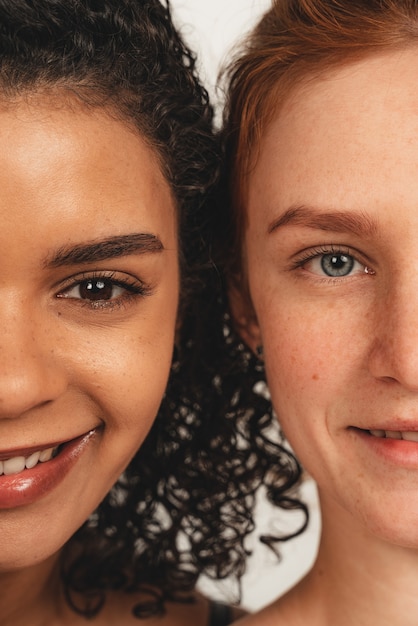 Cerrar foto de caras de mujeres multirraciales naturales, cuerpo positivo.