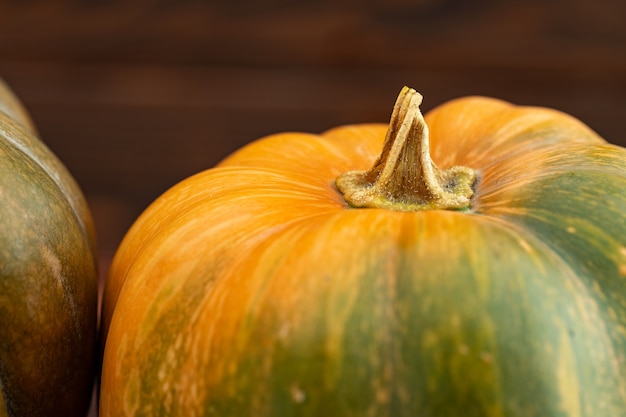 Cerrar foto de cola de calabaza en madera