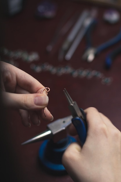 Cerrar foto de concepto de proceso de fabricación de joyería