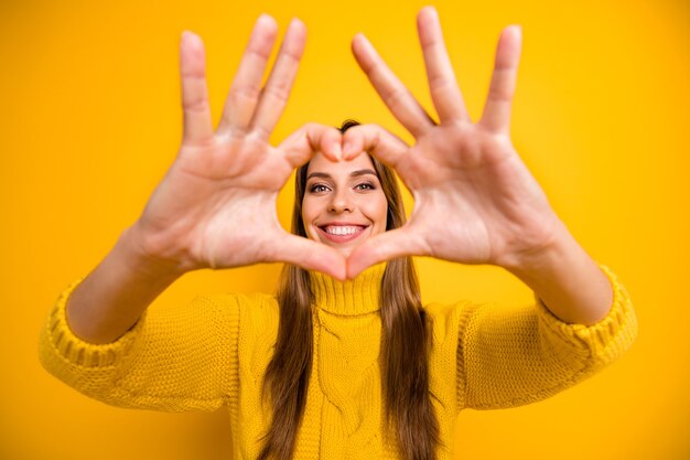 Cerrar foto de corazón lindo dulce chica amante hacer dedos ella muestra su signo de amor