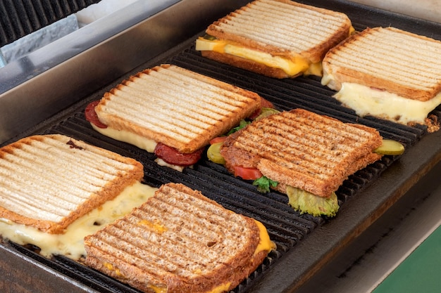 Foto cerrar foto de diferentes tipos de sándwiches tostados