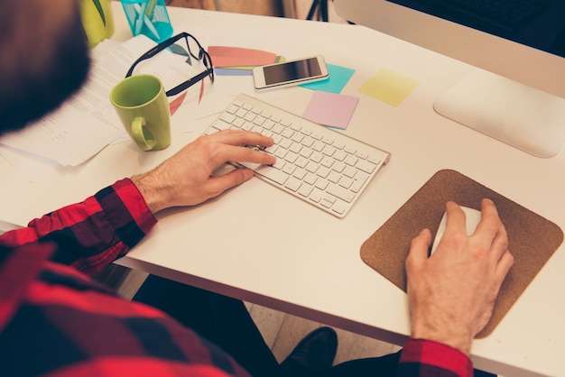 Cerrar foto del empresario trabajando y escribiendo en el teclado en la oficina