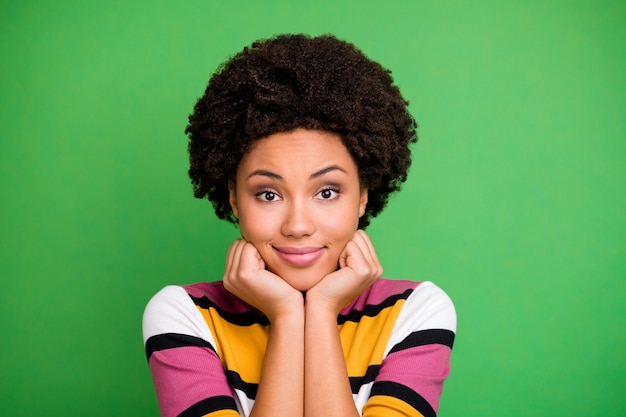 Cerrar la foto de la encantadora linda y dulce niña afroamericana se siente agradecida por su otoño los fines de semana de otoño usan un buen atuendo