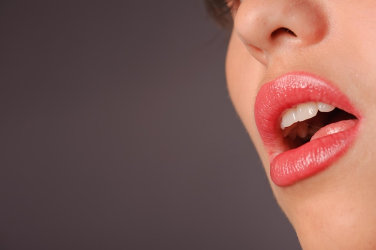 Foto cerrar foto de estudio de los labios rojos de la mujer
