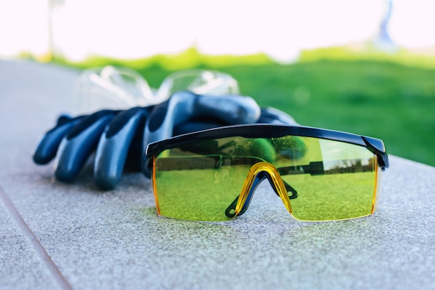 Foto cerrar foto de guantes y gafas de seguridad para trabajadores