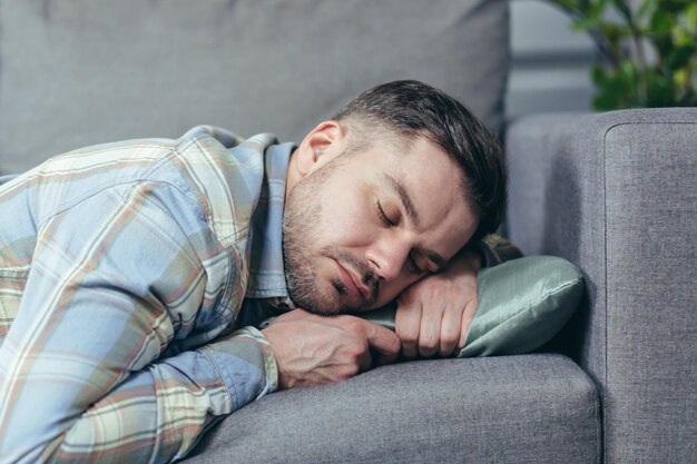 Cerrar foto de hombre durmiendo en el sofá en casa