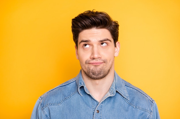 Cerrar la foto del hombre molesto por escuchar los consejos de sus amigos rodando los ojos aislado pared de color vibrante