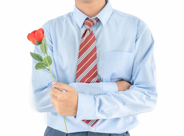 Cerrar foto de hombre sujetando con rosa roja sobre fondo blanco.