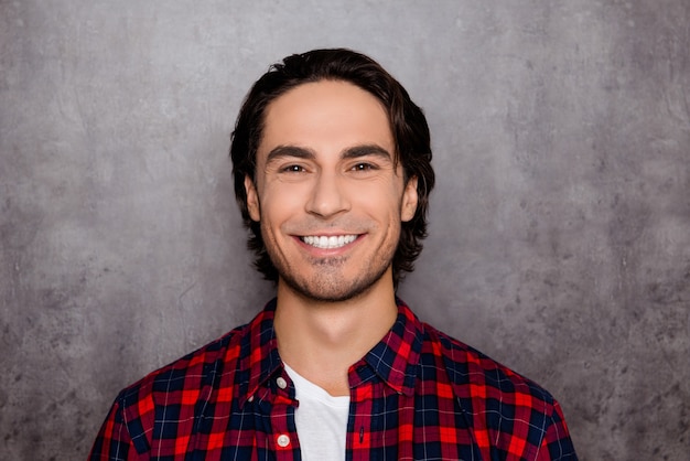 Cerrar foto de joven feliz con sonrisa radiante y cabello negro