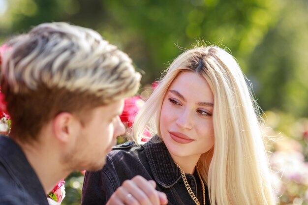 Cerrar foto de joven rubia mirando a su boyfrined en el parque