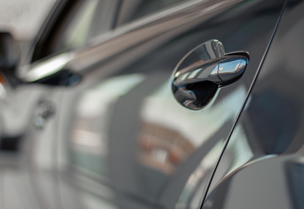 Cerrar foto de manija de puerta de coche gris en autoshow