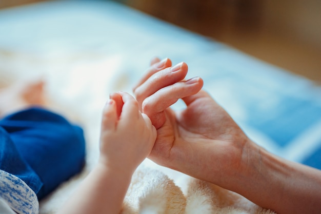 Cerrar foto de una mano de bebé en manos de la madre