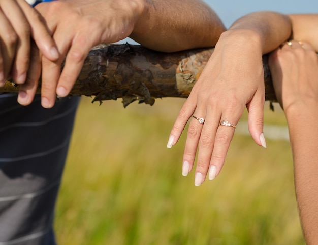 Cerrar foto de la mano de una mujer en el anillo de compromiso