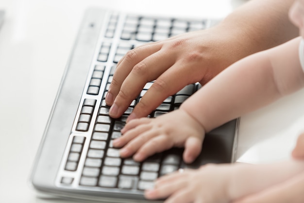 Cerrar foto de manos de padre e hijo usando el teclado