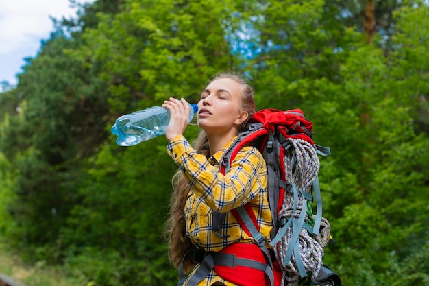 Cerrar foto de una mujer excursionista en el bosque