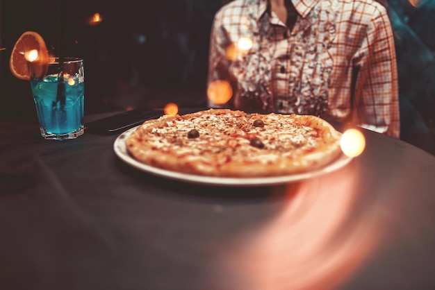 Cerrar foto de una mujer de negocios comiendo pizza en un descanso para almorzar. Enfoque selectivo. foto de alta calidad