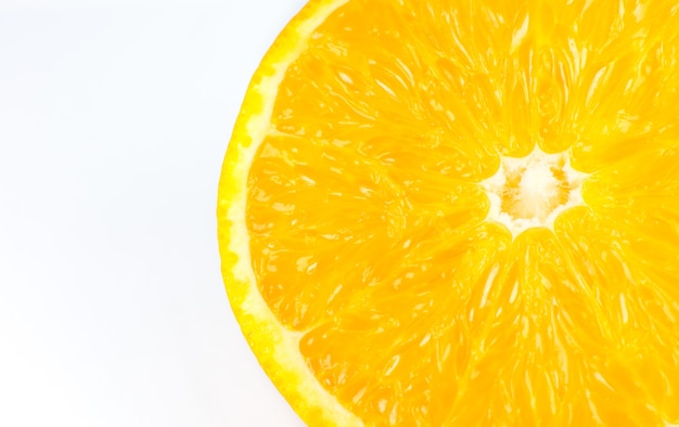 Cerrar foto de naranja sobre fondo blanco. Naranjas fruta cortada por la mitad, interior, vista macro.