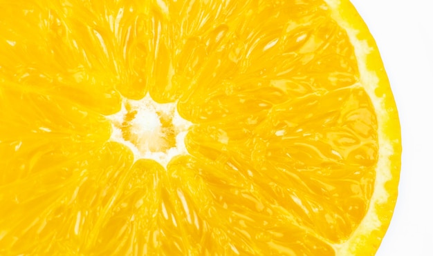 Cerrar foto de naranja sobre fondo blanco. Naranjas fruta cortada por la mitad, interior, vista macro.