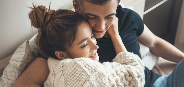 Cerrar foto de una pareja caucásica abrazar y pasar tiempo juntos en un fin de semana