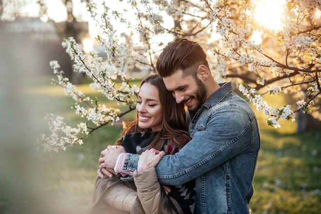 Cerrar foto de una pareja disfrutando de los primeros cantos de primavera en el parque