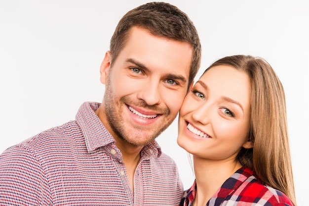 Foto cerrar foto de pareja feliz enamorada