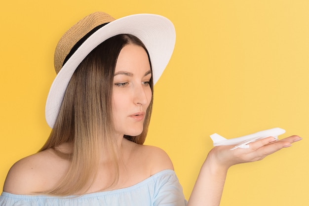 Cerrar la foto del plano de modelo de espera de la mujer en amarillo