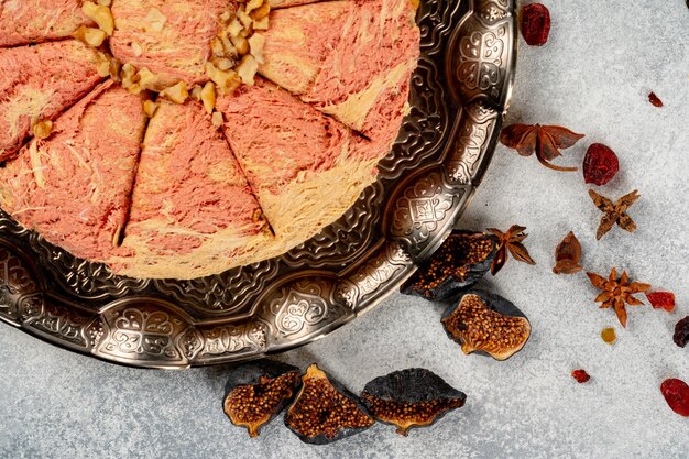 Cerrar foto de postre halva en placa árabe de plata