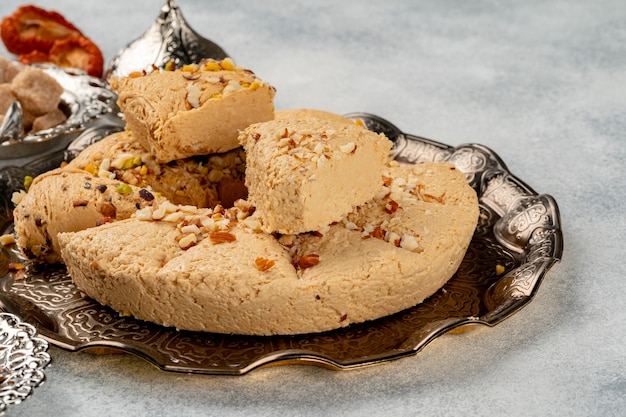 Cerrar foto de postre halva en placa de plata