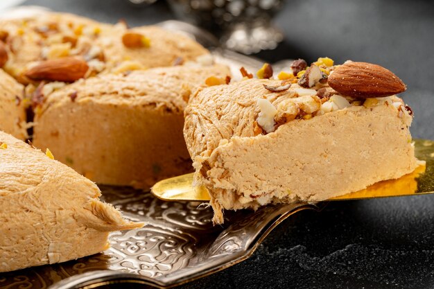 Cerrar foto de postre halva en placa de plata