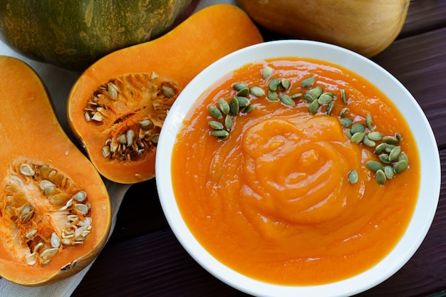 Cerrar foto de puré de sopa de calabaza con semillas de calabaza