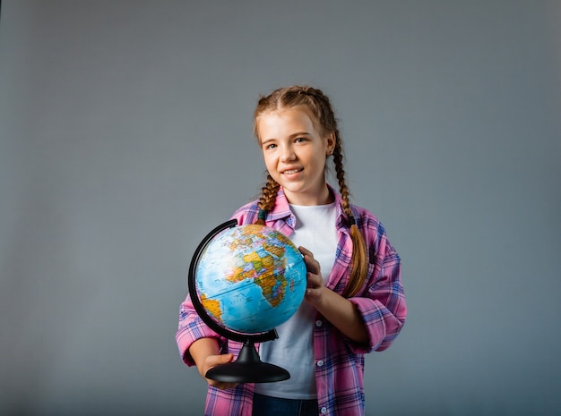 Cerrar foto retrato de divertido lindo riendo inteligente sorprendida chica sosteniendo el globo en las manos