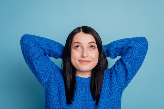 Cerrar foto retrato de joven descansar relajarse manos detrás de la cabeza mirar espacio vacío aislado fondo azul