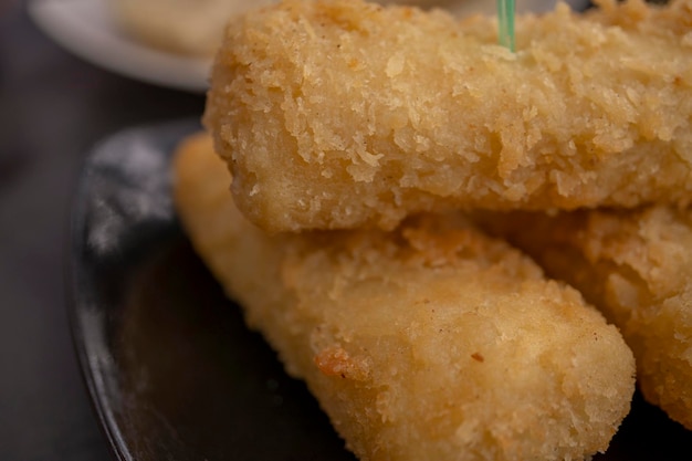 Cerrar foto de rollos de huevos fritos Risoles comida tradicional de Semarang Java Central