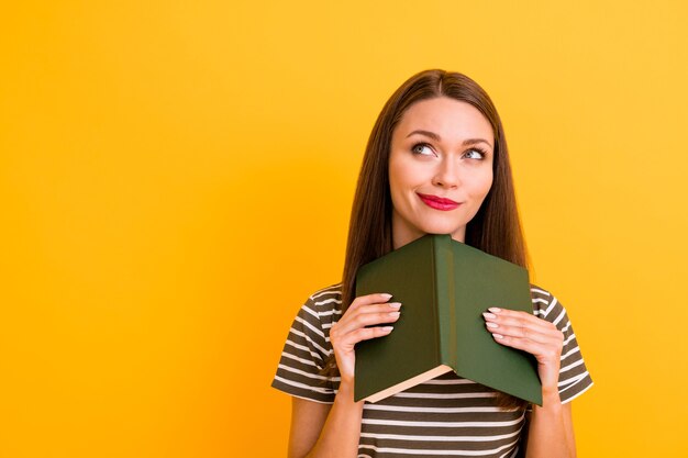 Cerrar foto de soñadora chica positiva labios rojos-stick resto relajarse leer libro de poesía pensar pensamientos imaginar historia mirar espacio de copia usar ropa elegante pared de color amarillo aislado