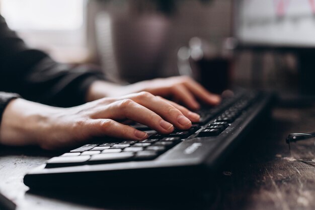 Cerrar foto de un teclado de computadora con los dedos escribiendo o trabajando activamente en los botones Copiar espacio