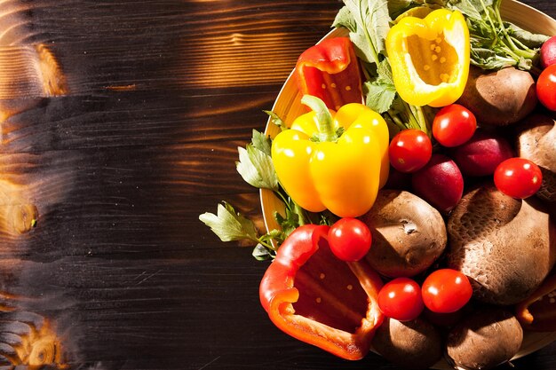 Cerrar foto de vegetales saludables sobre fondo de madera quemada