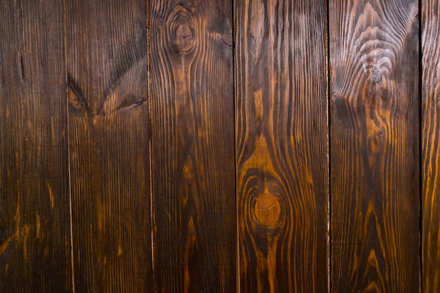 Cerrar fotograma completo de tablas de madera de color marrón oscuro con vetas y nudos visibles