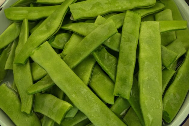 Foto cerrar los frijoles verdes frescos en agua