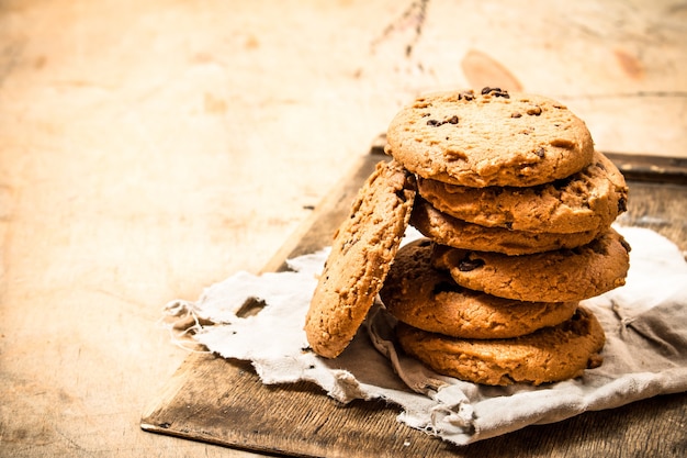 Cerrar las galletas de avena en la tela vieja