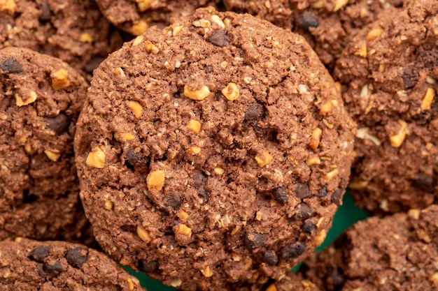 Cerrar las galletas de chocolate y nuez